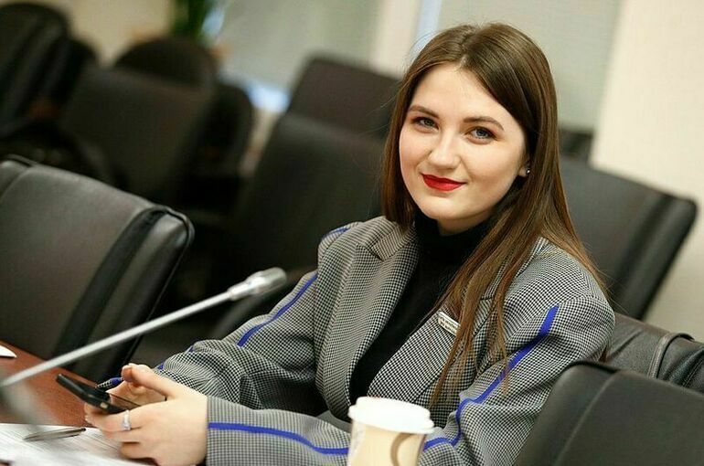 Горячева считает возможным закрепление единого оклада для учителей