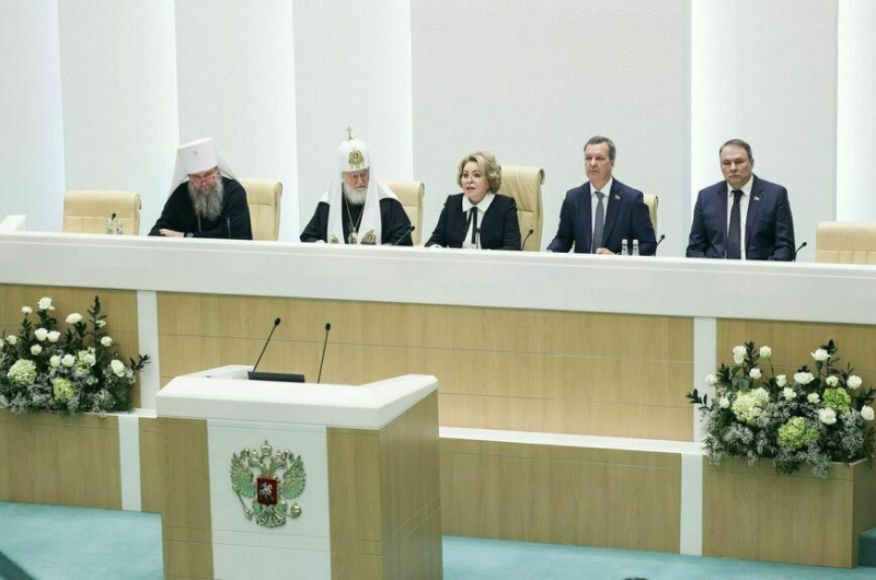Патриарх Кирилл призвал подумать об ограничениях услуг эзотериков и астрологов