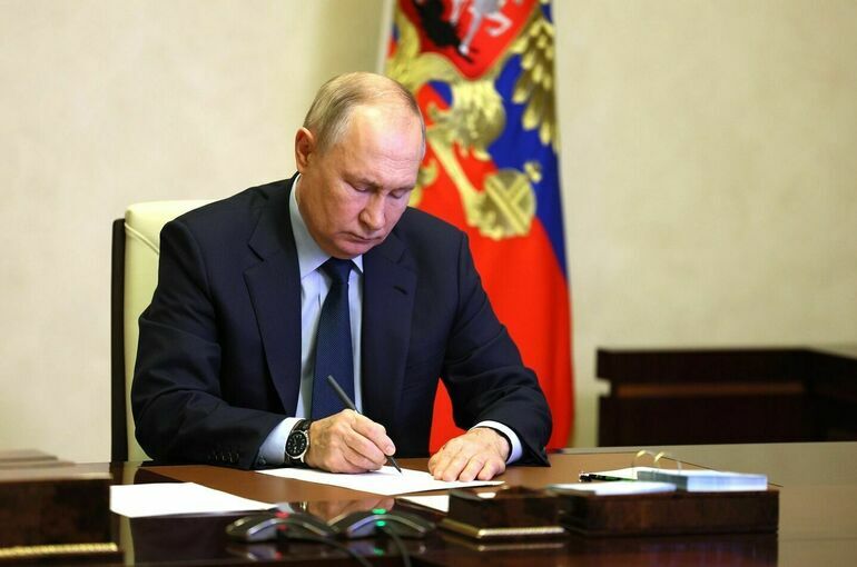 Путин поручил продлить программы &laquo;Земский доктор&raquo; и &laquo;Земский учитель&raquo;