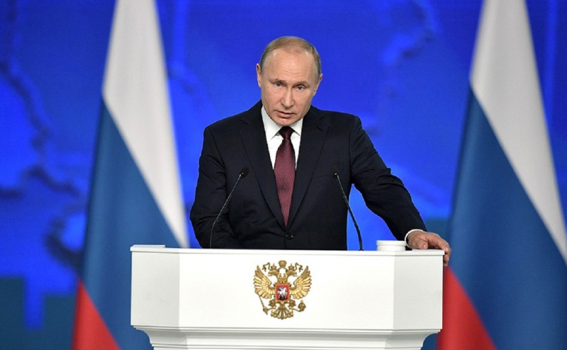 Владимир Путин поздравил россиян с Днем защитника Отечества: главное за сутки
