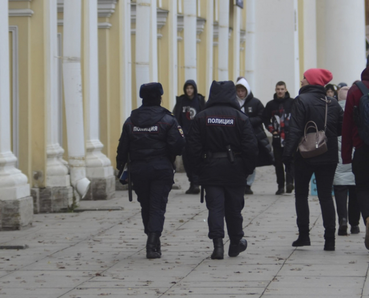 Петербургским полицейским продлят полномочия штрафовать нарушителей ковидных ограничений