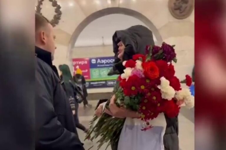 В Питере женщина попыталась украсть цветы и игрушки с мемориала погибших в &laquo;Крокусе&raquo;