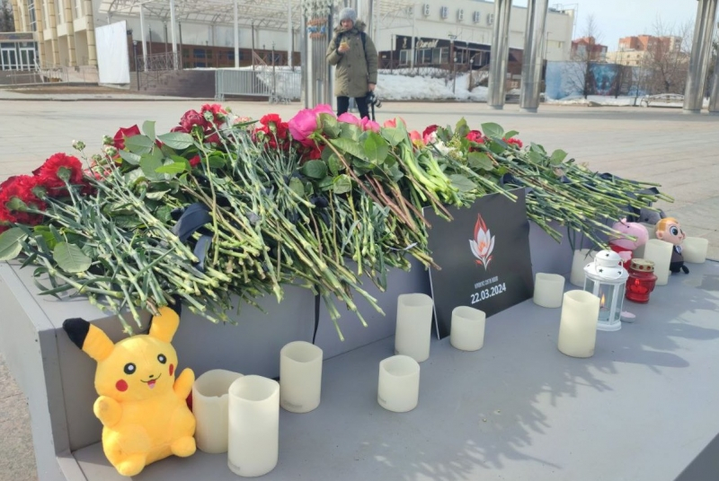 В знак скорби о жертвах теракта люди по всему миру несут цветы и лампады к российским посольствам