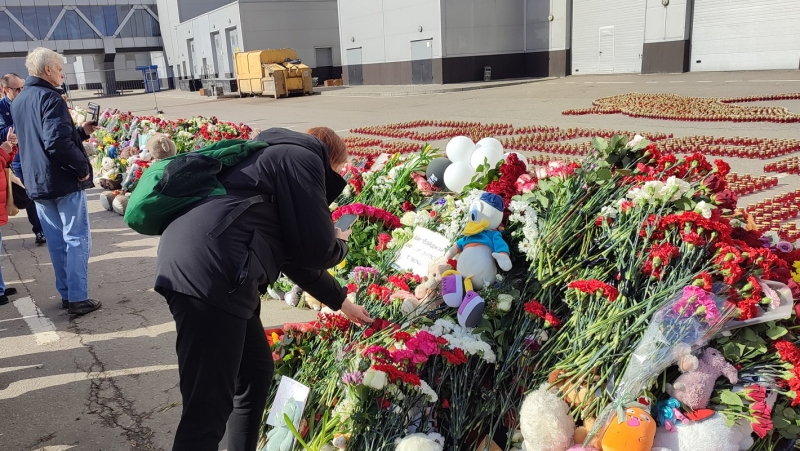 Жители Одессы оставили памятное послание на мемориале у Crocus City Hall