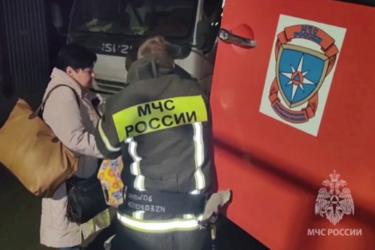 В Орске 240 спасателей ликвидируют прорыв дамбы и эвакуируют людей