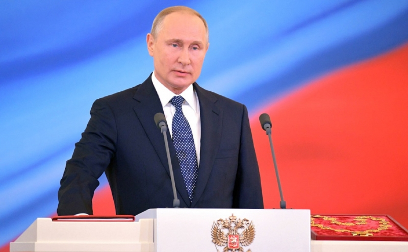 Путин поставил напряженную работу бойцов на фронте в пример властям