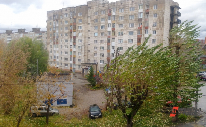 Разбитые авто и поврежденные здания: ветер бушует по всей России