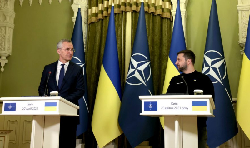 RS: Зеленский обрушился на НАТО из-за ее нежелания вступать в конфликт с РФ