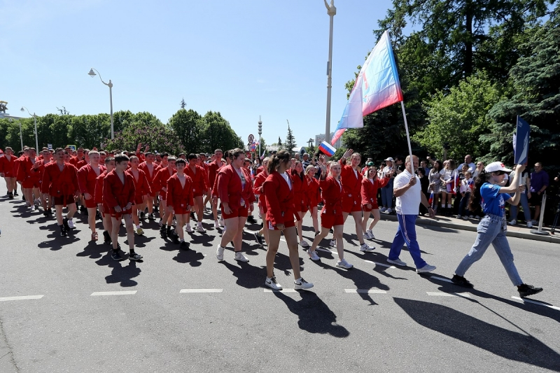 Тысячи спортсменов вышли на площадь в Москве