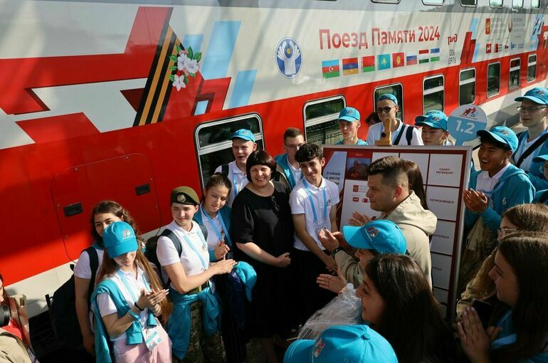 Участники &laquo;Поезда Памяти&raquo; играют в хоккей и стреляют из лука в Гродно