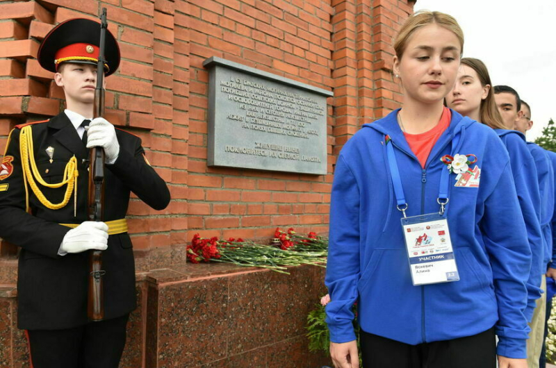 Пассажиры &laquo;Поезда Памяти&raquo; возложили цветы к мемориалу под Могилевом