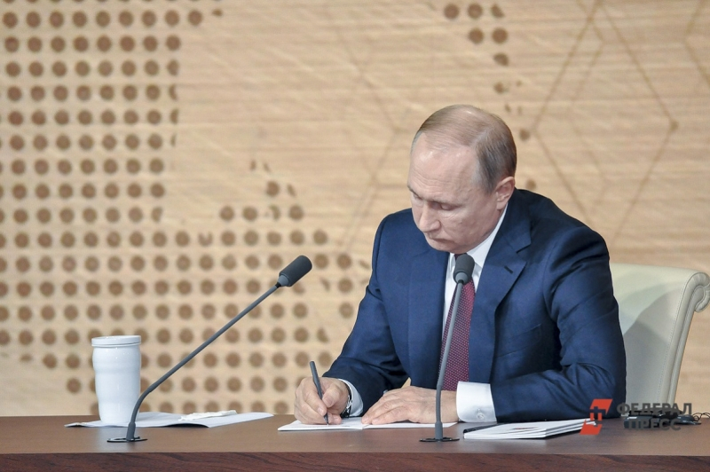 Путин увеличил оклады за чин у госслужащих и дипломатов