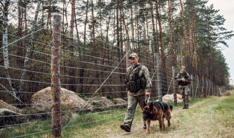Трое украинцев напали на пограничника и пытались сбежать в Румынию с его оружием