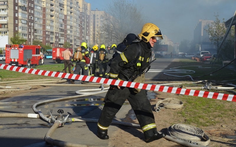 В Барнауле горит мебельный комбинат: огонь распространился до 6 этажа