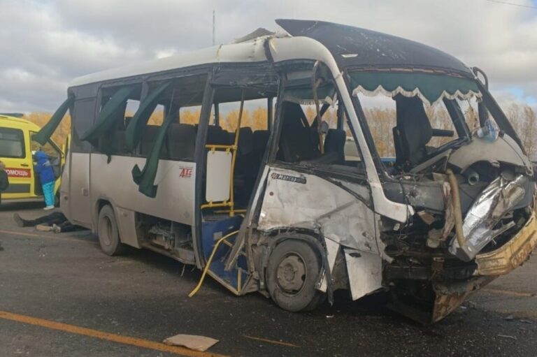 В Татарстане на трассе М7 при столкновении двух автобусов погибли два человека, и восемь пострадали