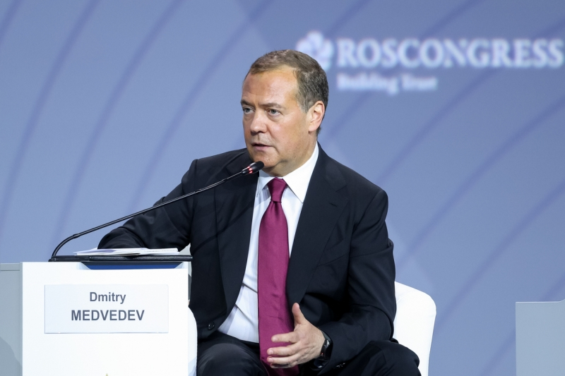 Медведев объявил об усилении контроля над всеми передвижениями мигрантов