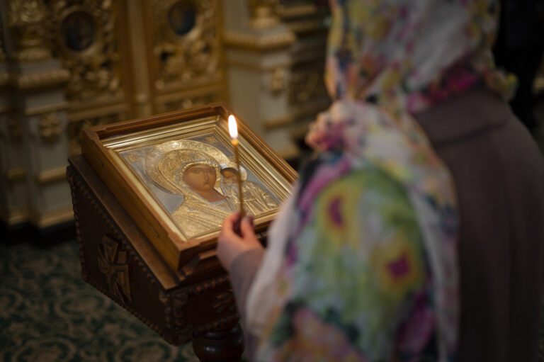 Православным рассказали, что нельзя уносить с собой из церкви