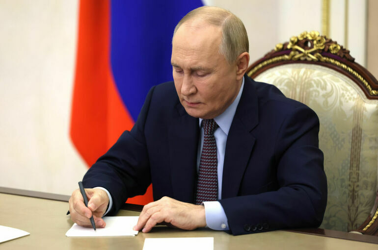 Путин повысил выплаты по уходу за детьми-инвалидами