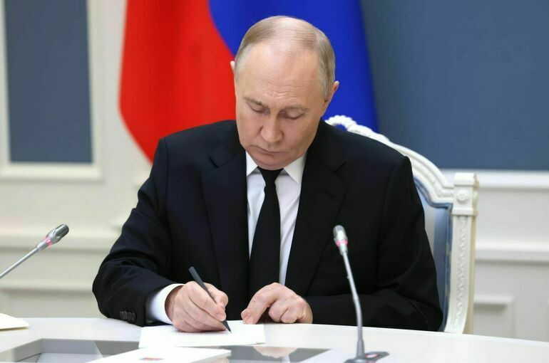 Президент поручил уравнять соцгарантии матерей-героинь и Героев Труда