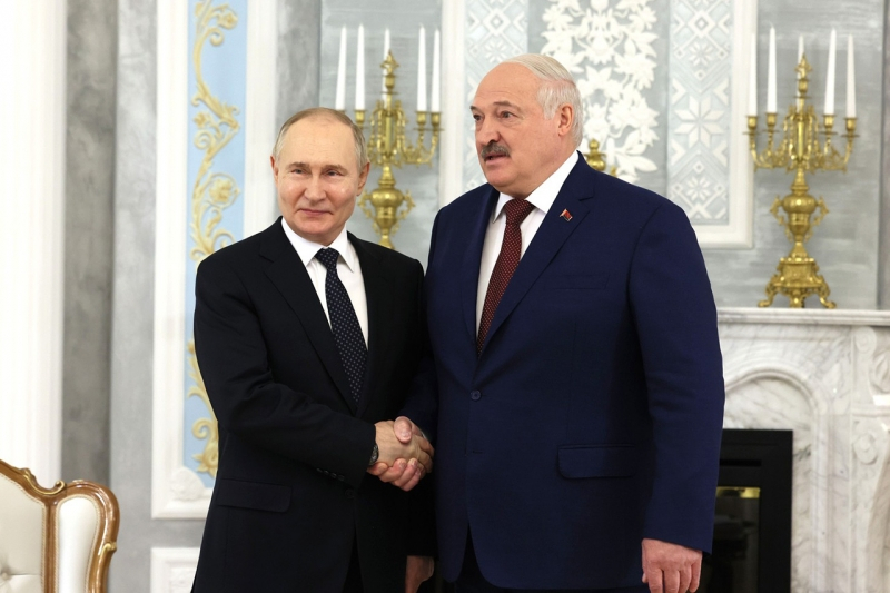 Путин созвонился с Лукашенко и пожелал победы на выборах: детали беседы