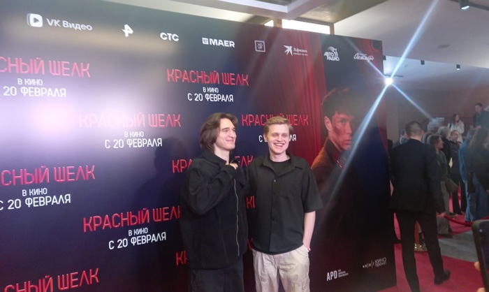 На светскую премьеру фильма «Красный шелк» Милош Бикович пришел с тростью