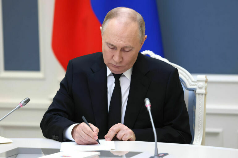 Путин предоставил гражданство России светодизайнеру из ФРГ Карстену Винкельсу