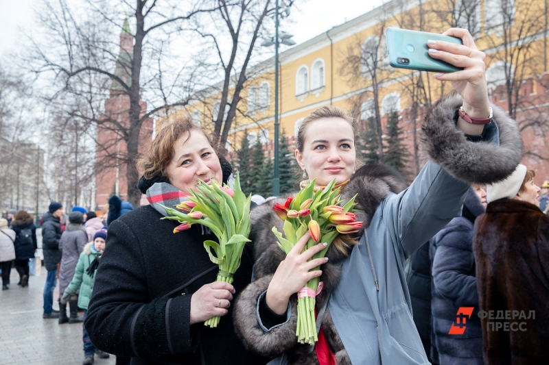 Цена 8 Марта: сколько россияне тратят на подарки в Международный женский день