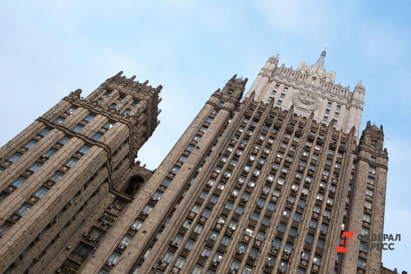 МИД: РФ в ответ на санкции запретит въезд помогавшим Киеву западным гражданам