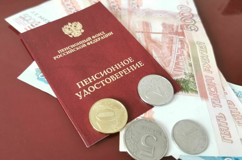 Пенсии работающих пенсионеров выросли на 3,4 тысячи рублей